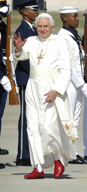 who makes the pope's shoes